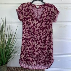 a -new -day brand. Size XS. Light weight maroon dress. New w/tags.